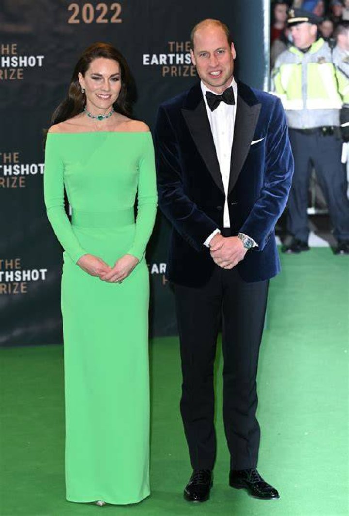 Memes & Tweets On Kate Middleton's Green Screen Wardrobe Mishap